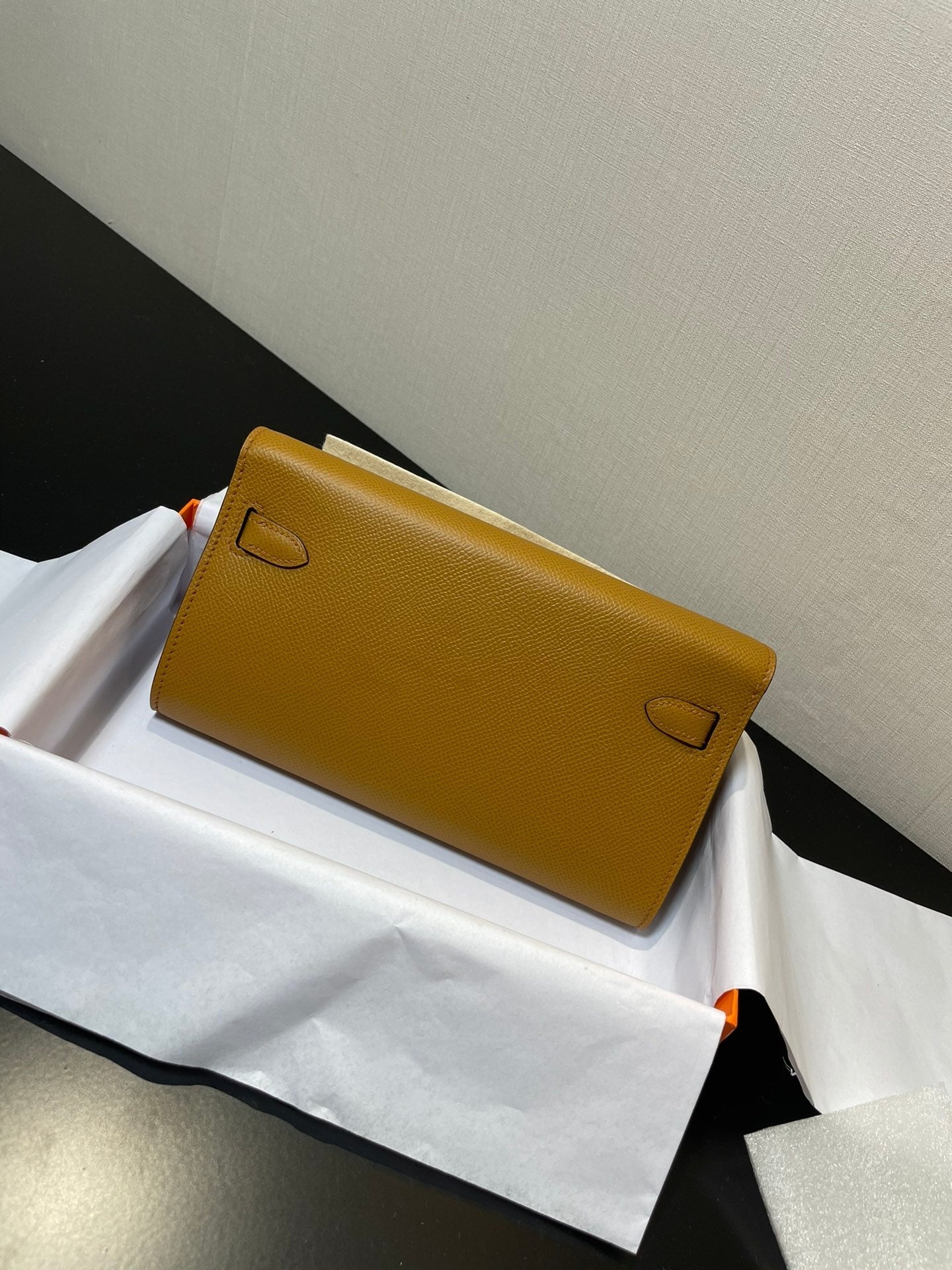 Cartera Kelly To Go de 20,5" Kraft Epsom con herrajes plateados