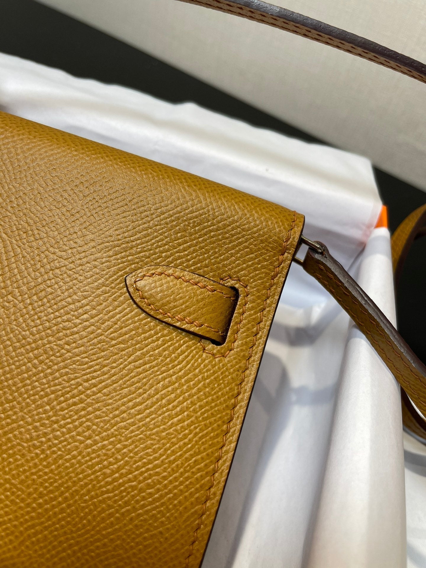 Cartera Kelly To Go de 20,5" Kraft Epsom con herrajes plateados
