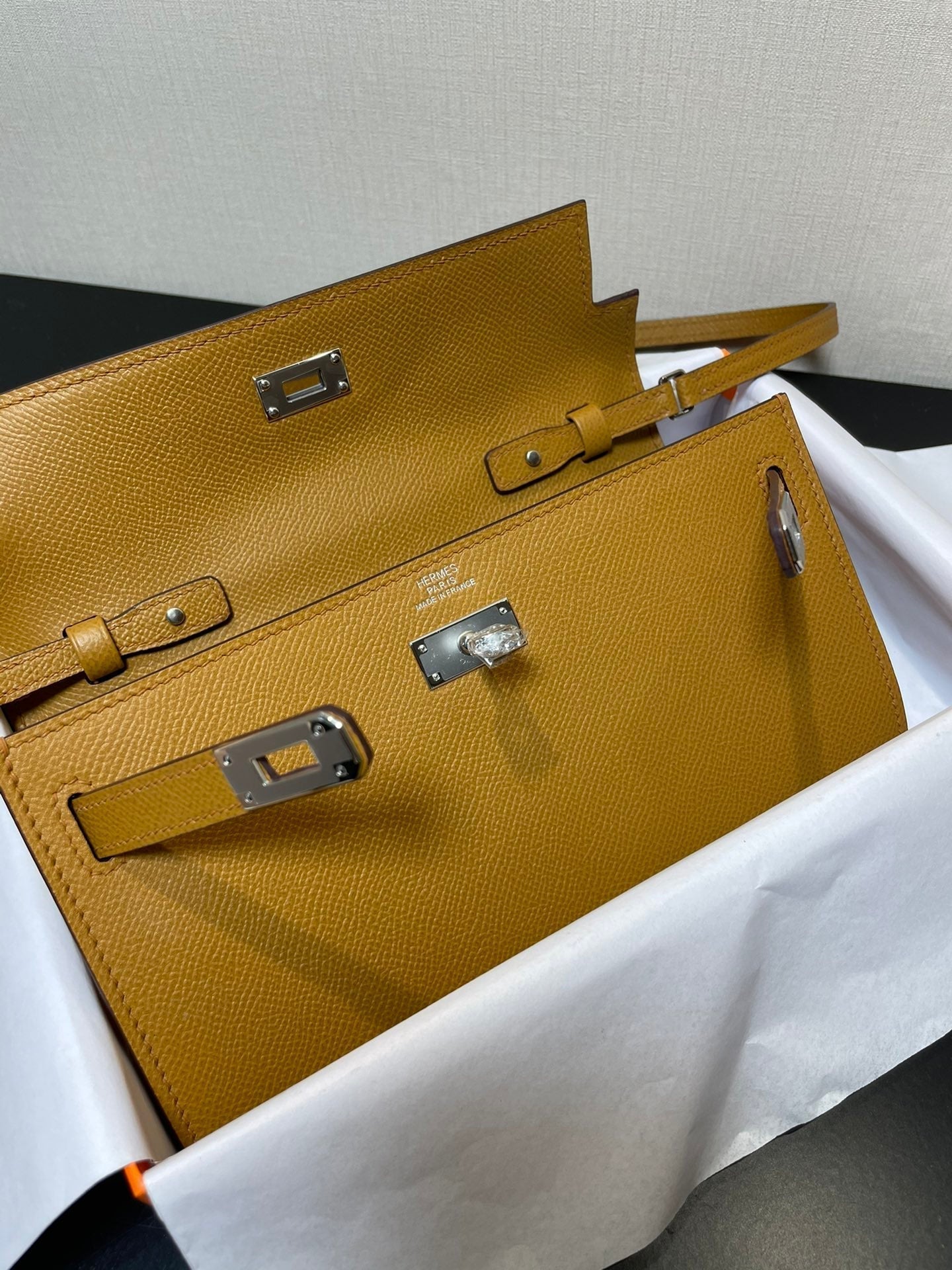 Cartera Kelly To Go de 20,5" Kraft Epsom con herrajes plateados