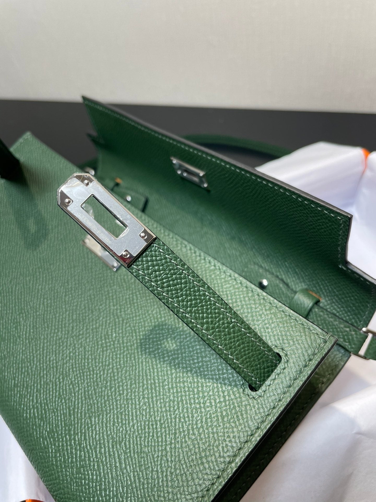 Cartera Kelly To Go de 20,5" con herrajes plateados Epsom verdes