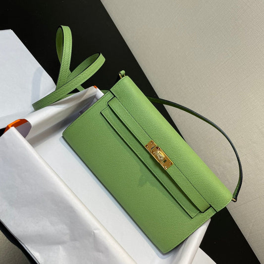Cartera Kelly To Go de 20,5" con hardware dorado Epsom verde
