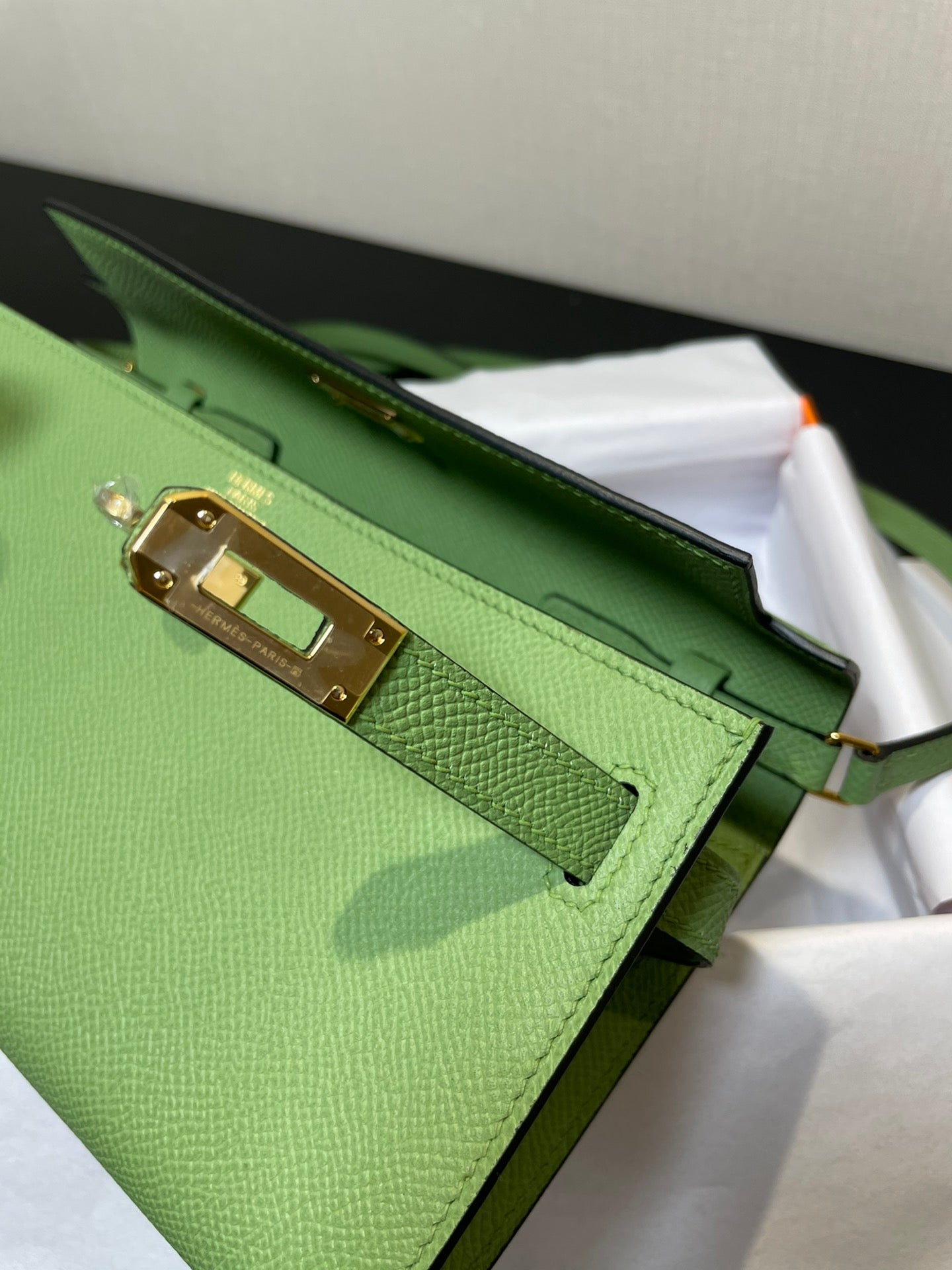 Kelly WOC 20.5 verde Epsom con herrajes dorados