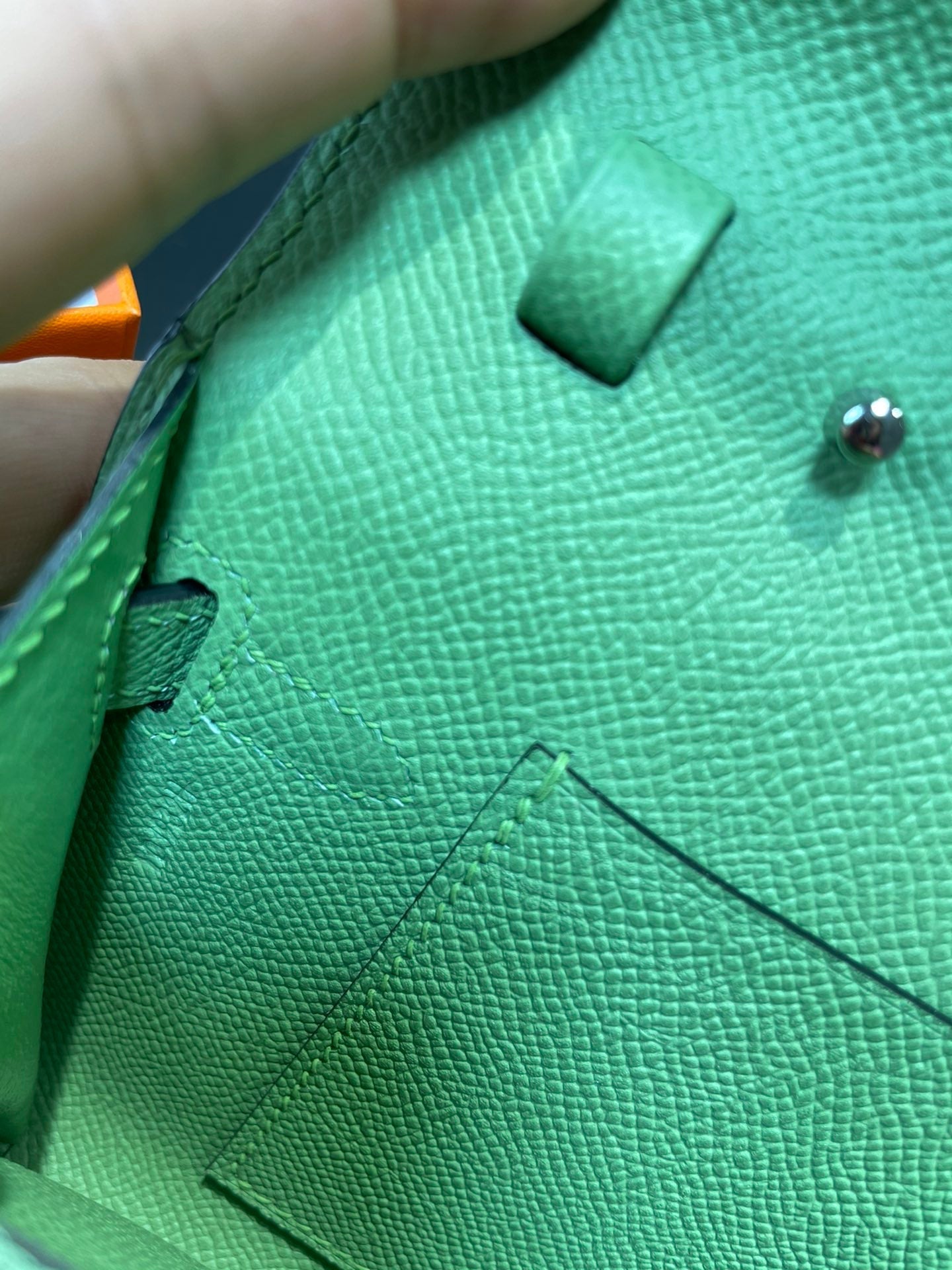 Kelly WOC 20.5 verde Epsom con herrajes plateados