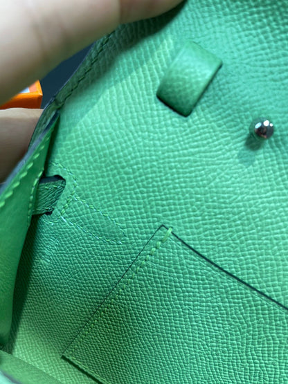 Kelly WOC 20.5 verde Epsom con herrajes plateados