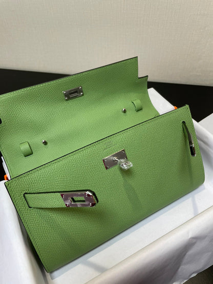 Kelly WOC 20.5 verde Epsom con herrajes plateados