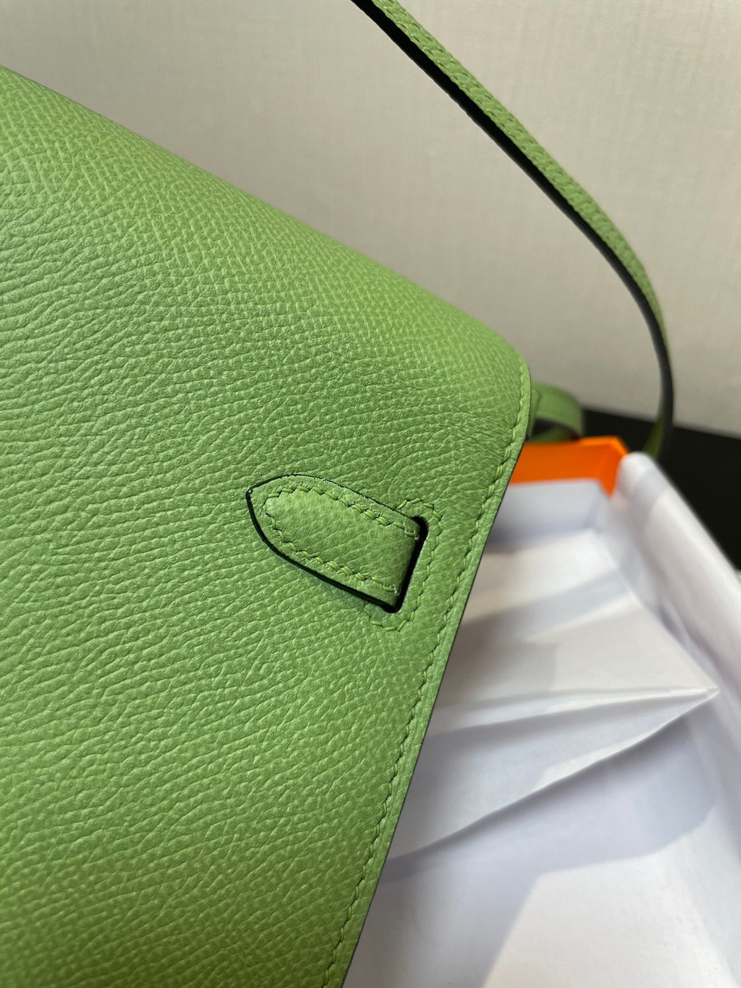 Kelly WOC 20.5 verde Epsom con herrajes plateados