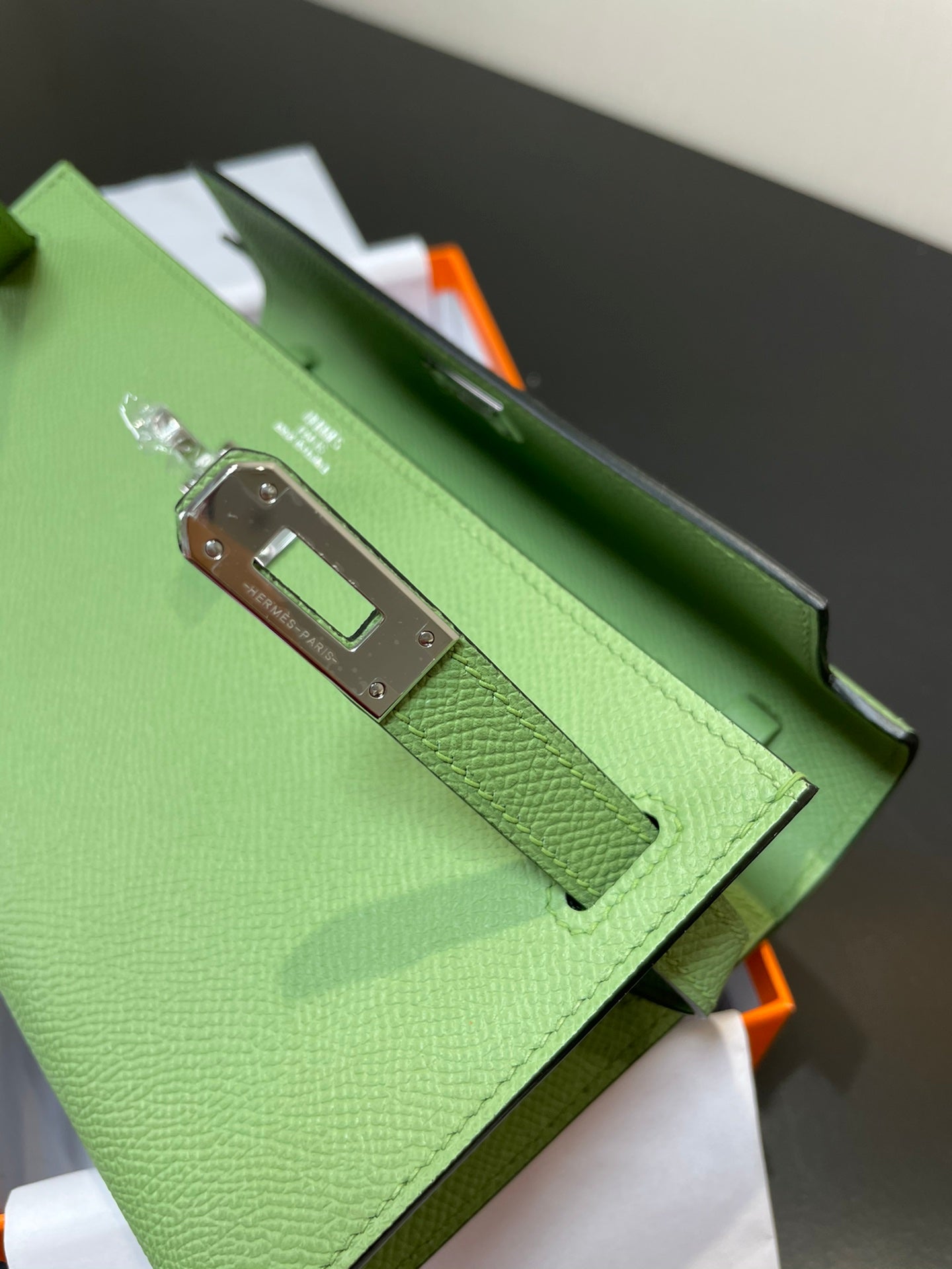 Kelly WOC 20.5 verde Epsom con herrajes plateados