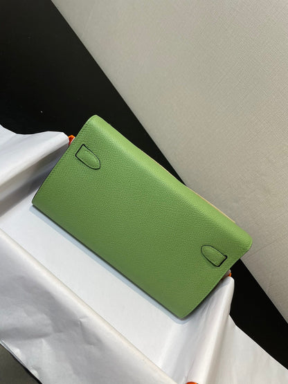 Kelly WOC 20.5 verde Epsom con herrajes plateados