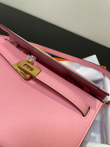 Kelly WOC 20.5 rosa Epsom con herrajes dorados