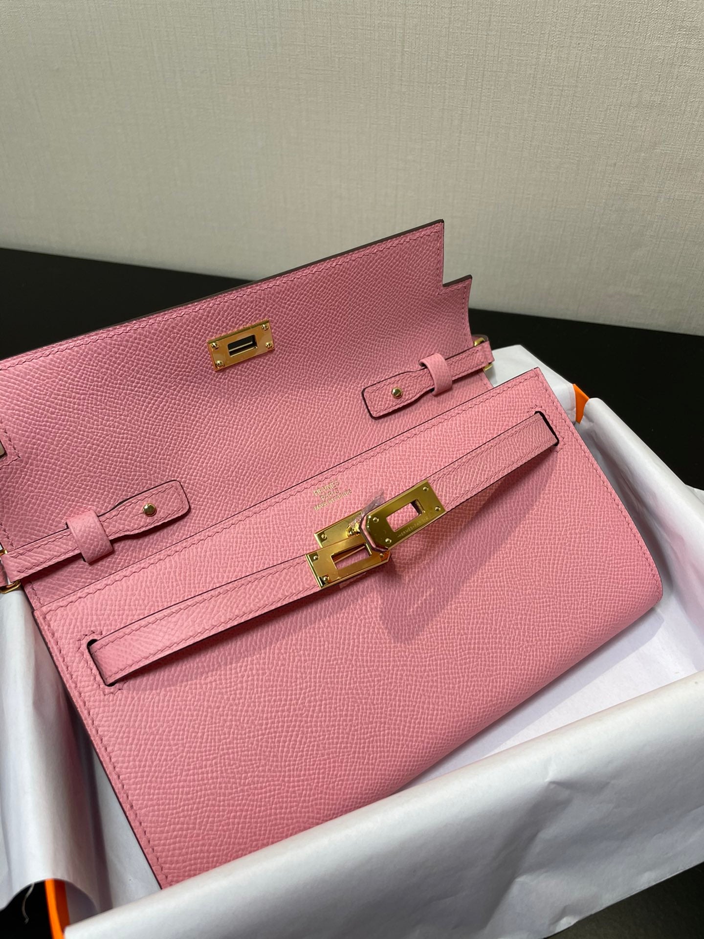 Kelly WOC 20.5 rosa Epsom con herrajes dorados