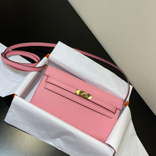 Kelly WOC 20.5 rosa Epsom con herrajes dorados