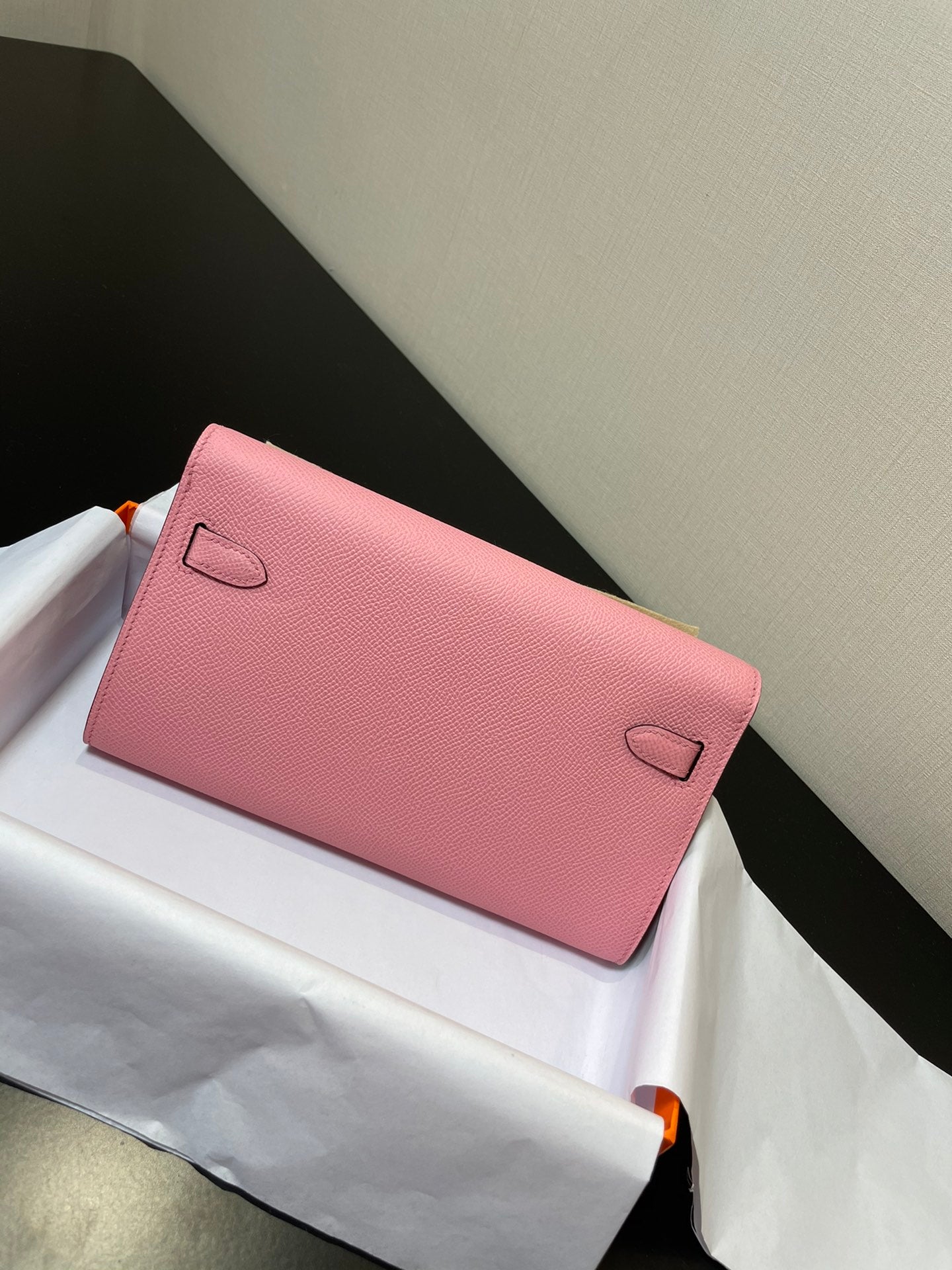 Kelly WOC 20.5 rosa Epsom con herrajes dorados