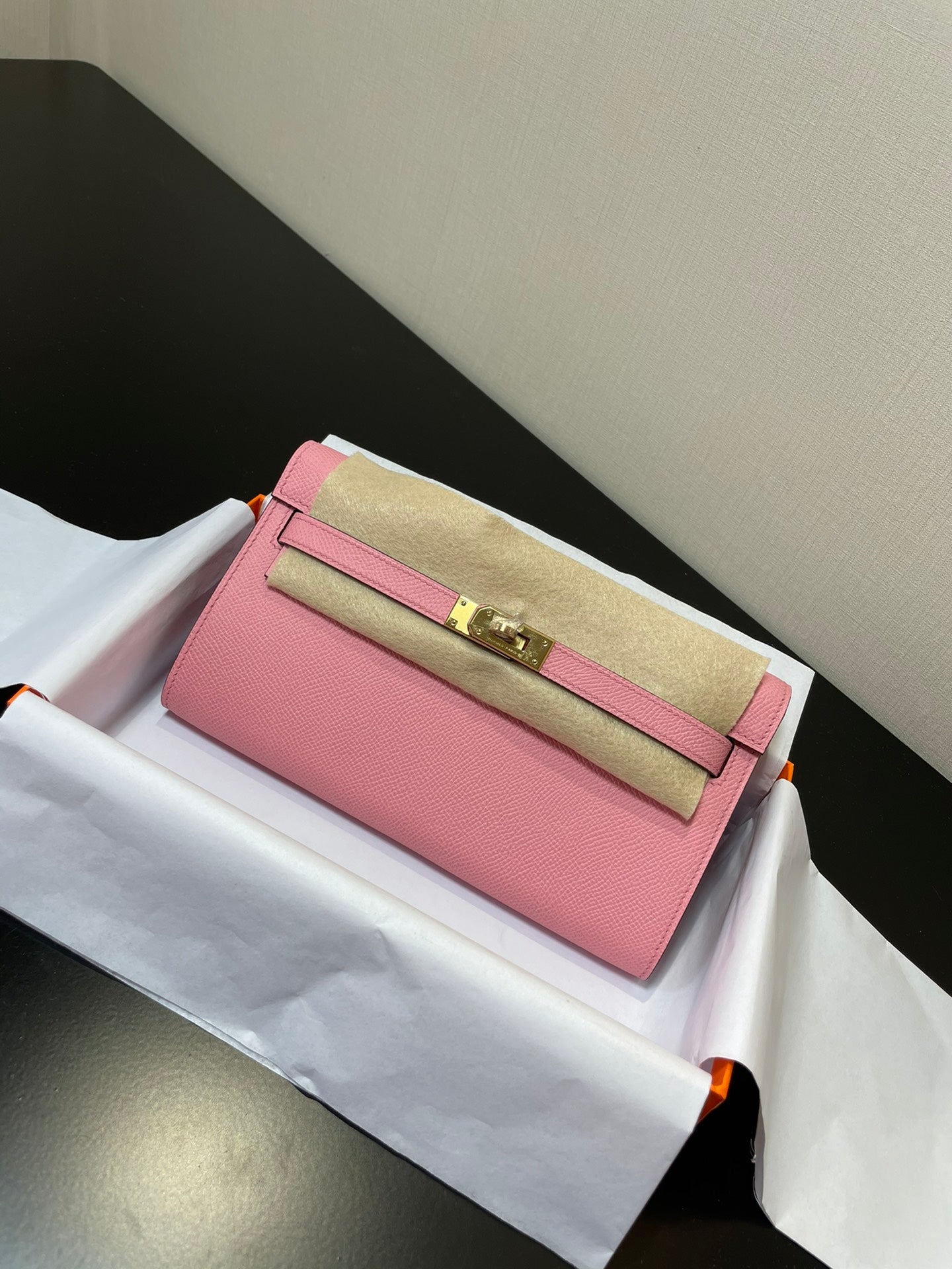 Kelly WOC 20.5 rosa Epsom con herrajes dorados