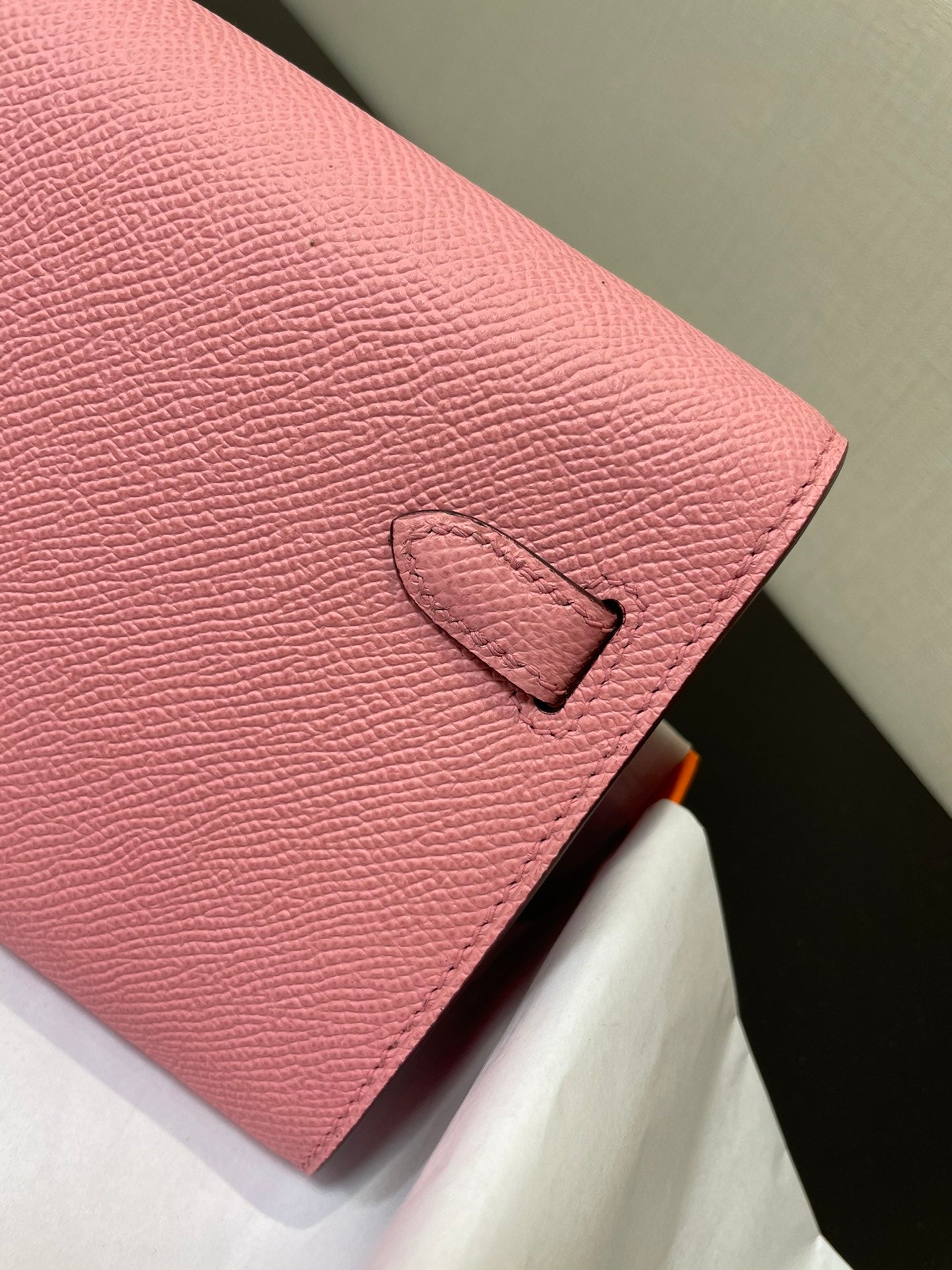 Cartera Kelly To Go de 20,5" con herrajes plateados Epsom en color rosa
