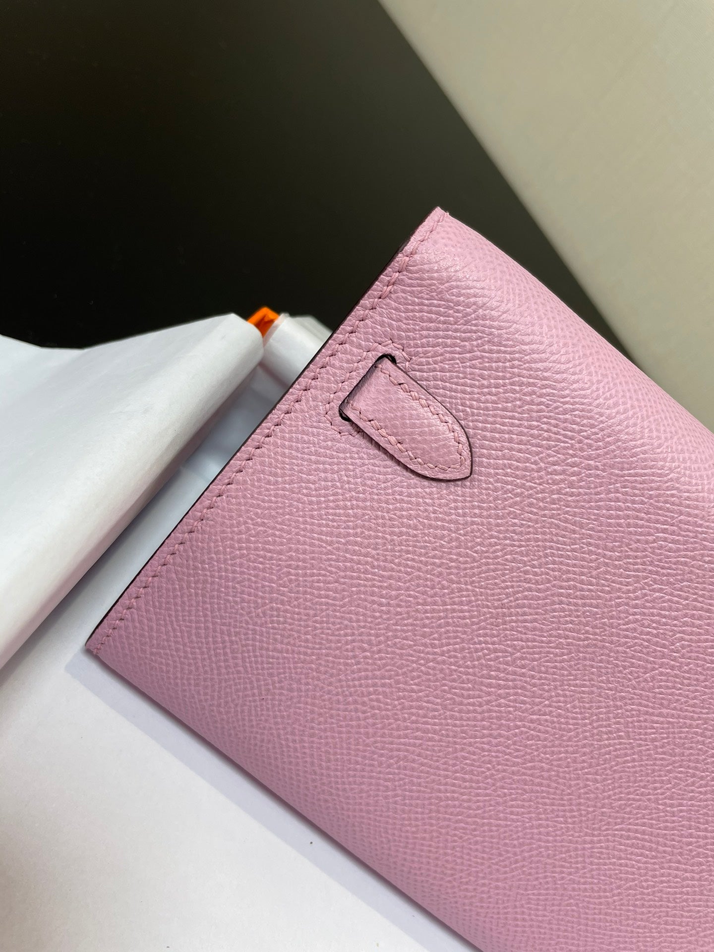 Cartera Kelly To Go de 20,5" rosa claro con herrajes dorados Epsom