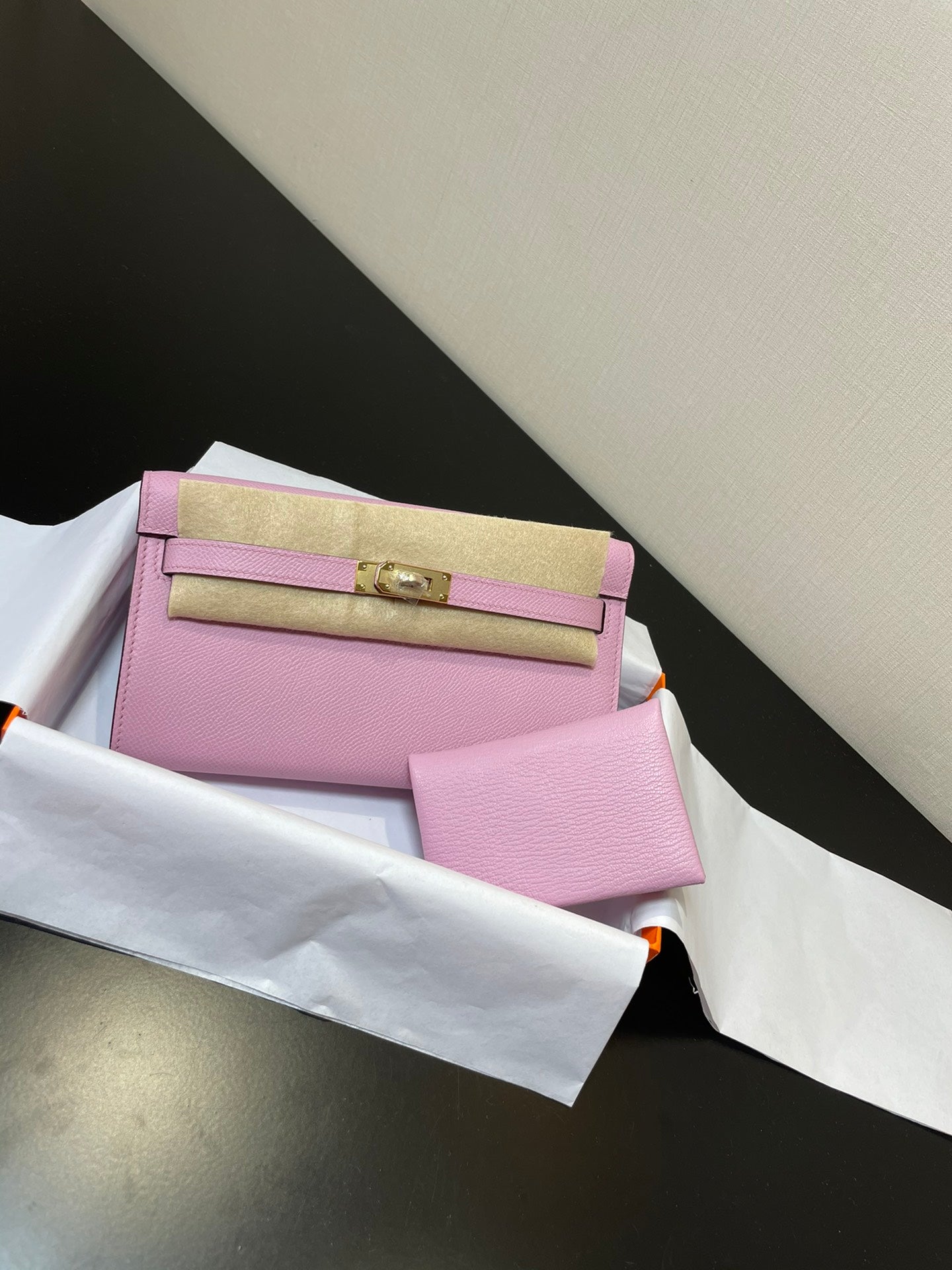 Cartera Kelly To Go de 20,5" rosa claro con herrajes dorados Epsom