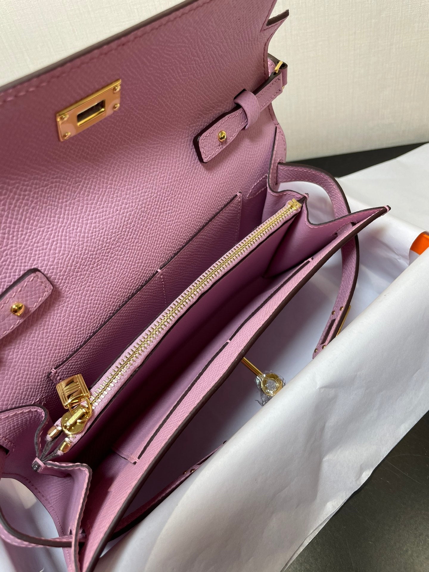 Kelly WOC 20.5 rosa claro con herrajes dorados Epsom