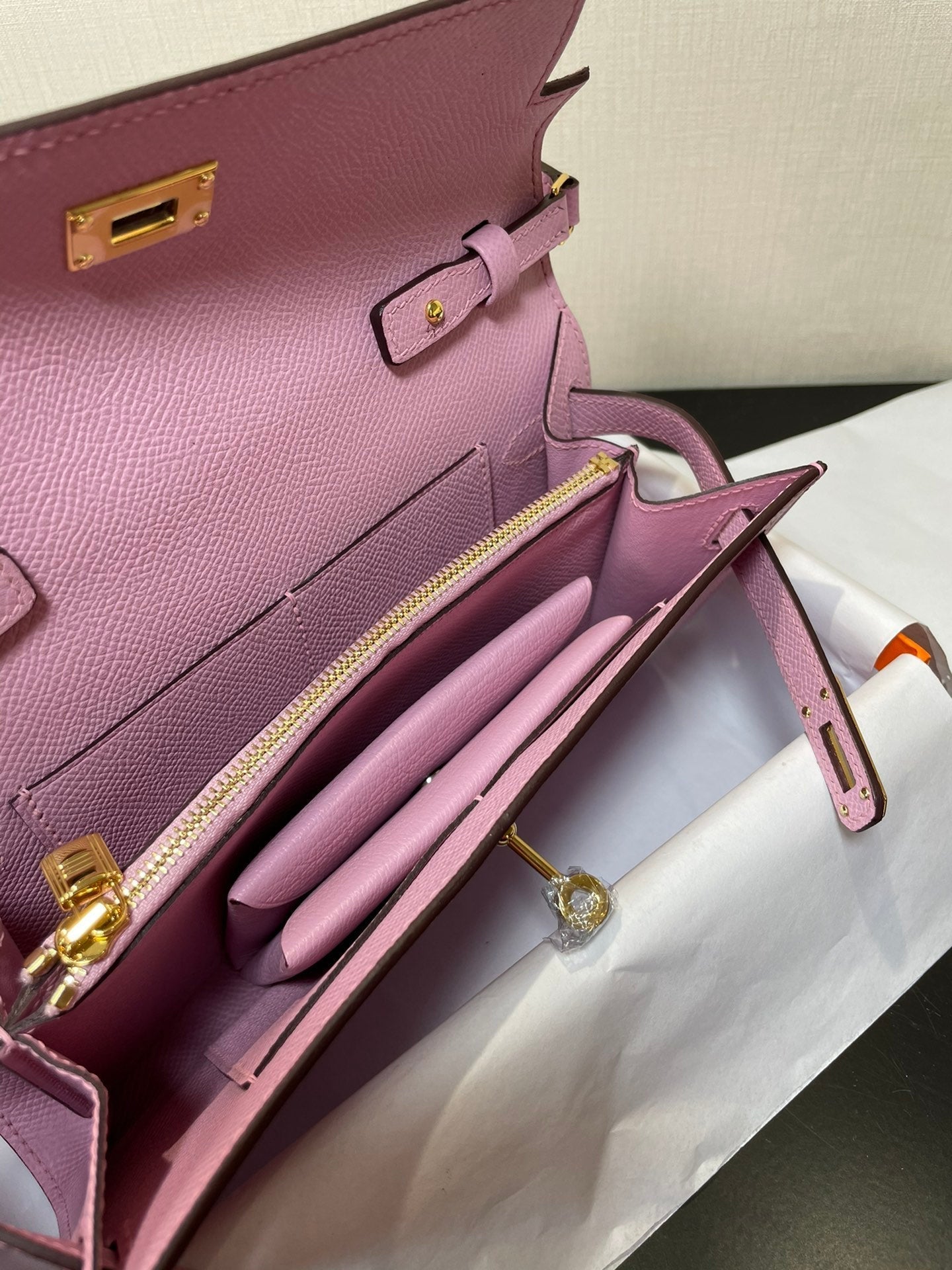 Kelly WOC 20.5 rosa claro con herrajes dorados Epsom