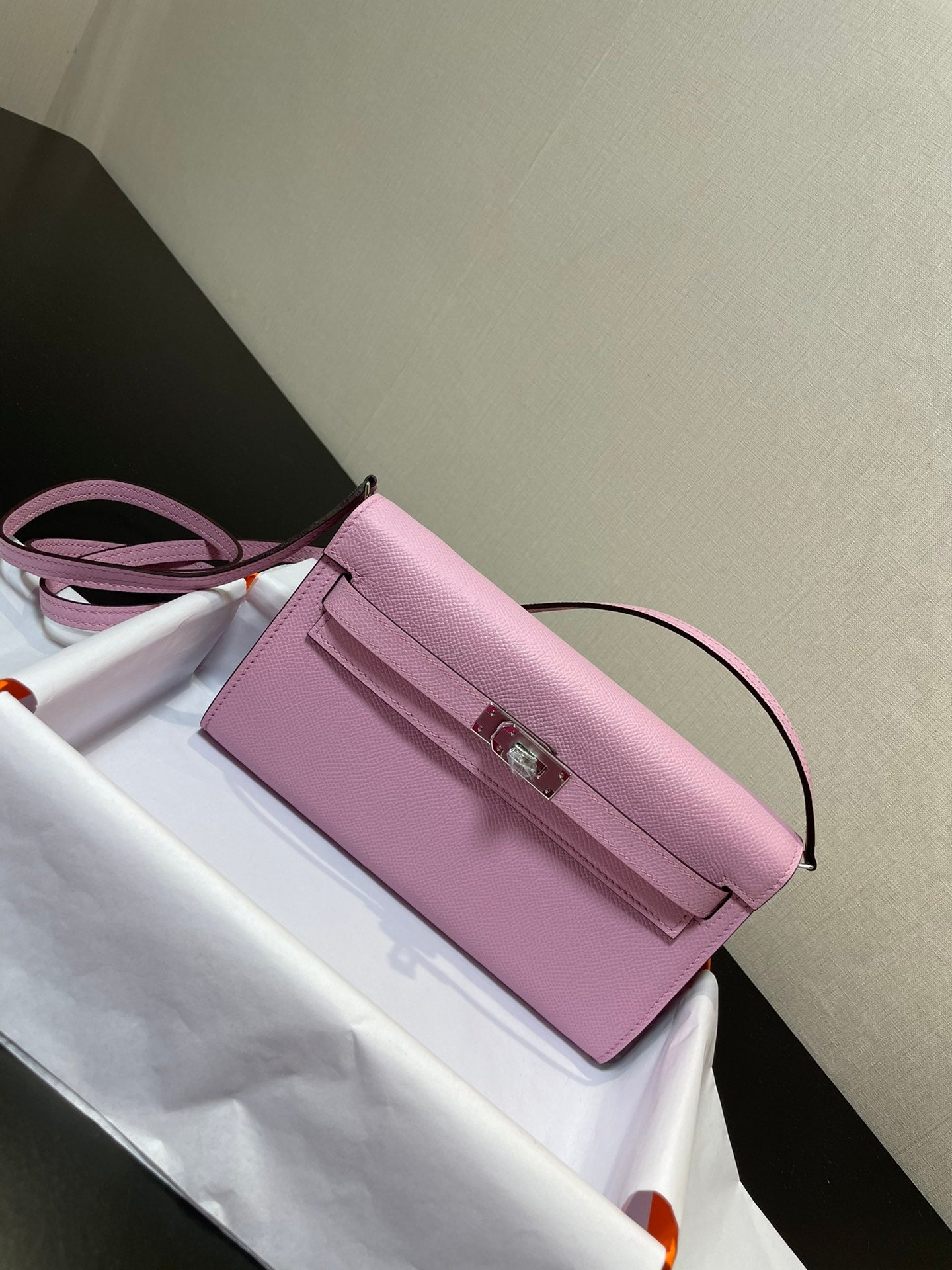 Cartera Kelly To Go de 20,5" rosa claro con herrajes plateados Epsom