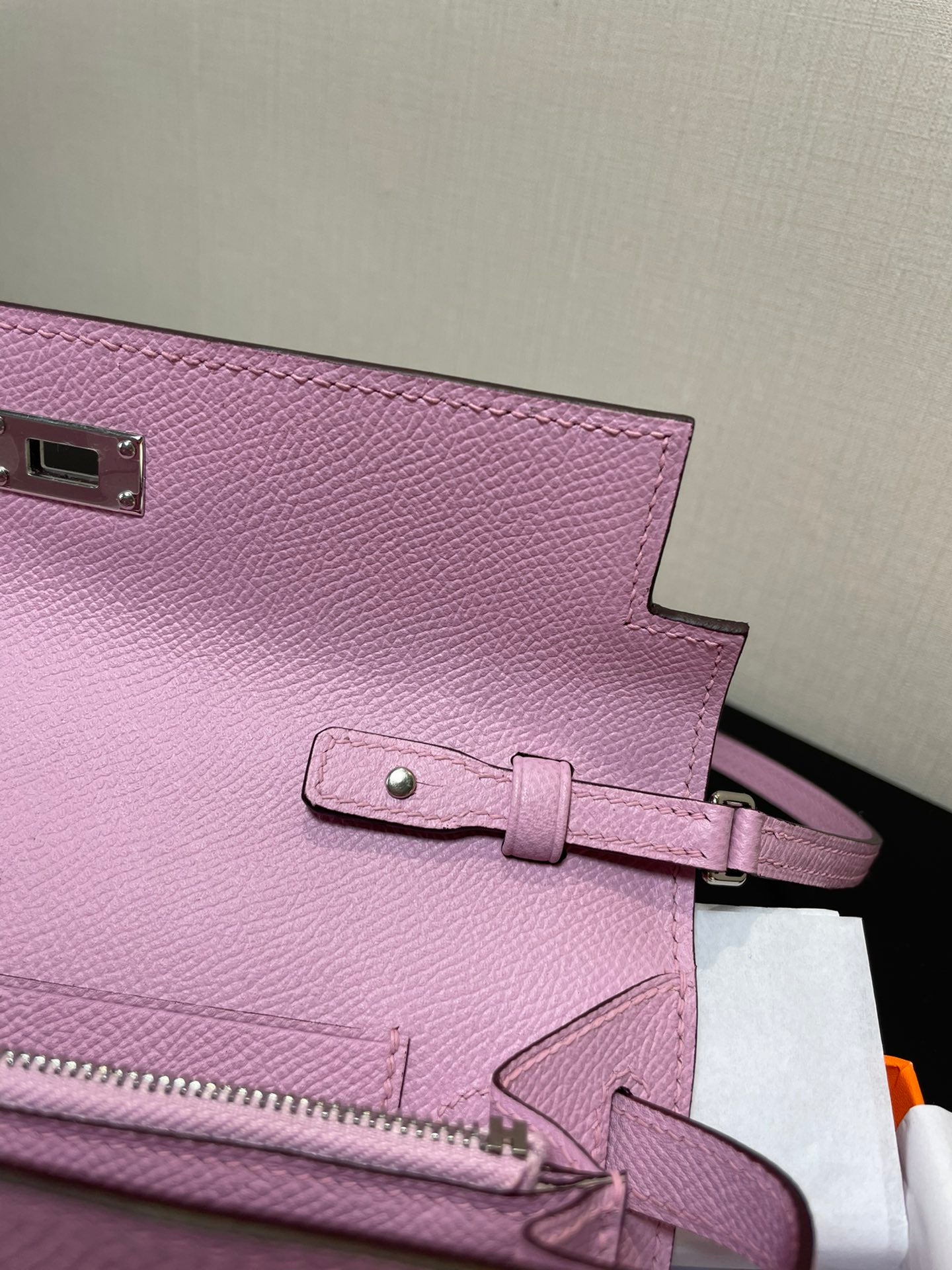 Cartera Kelly To Go de 20,5" rosa claro con herrajes plateados Epsom