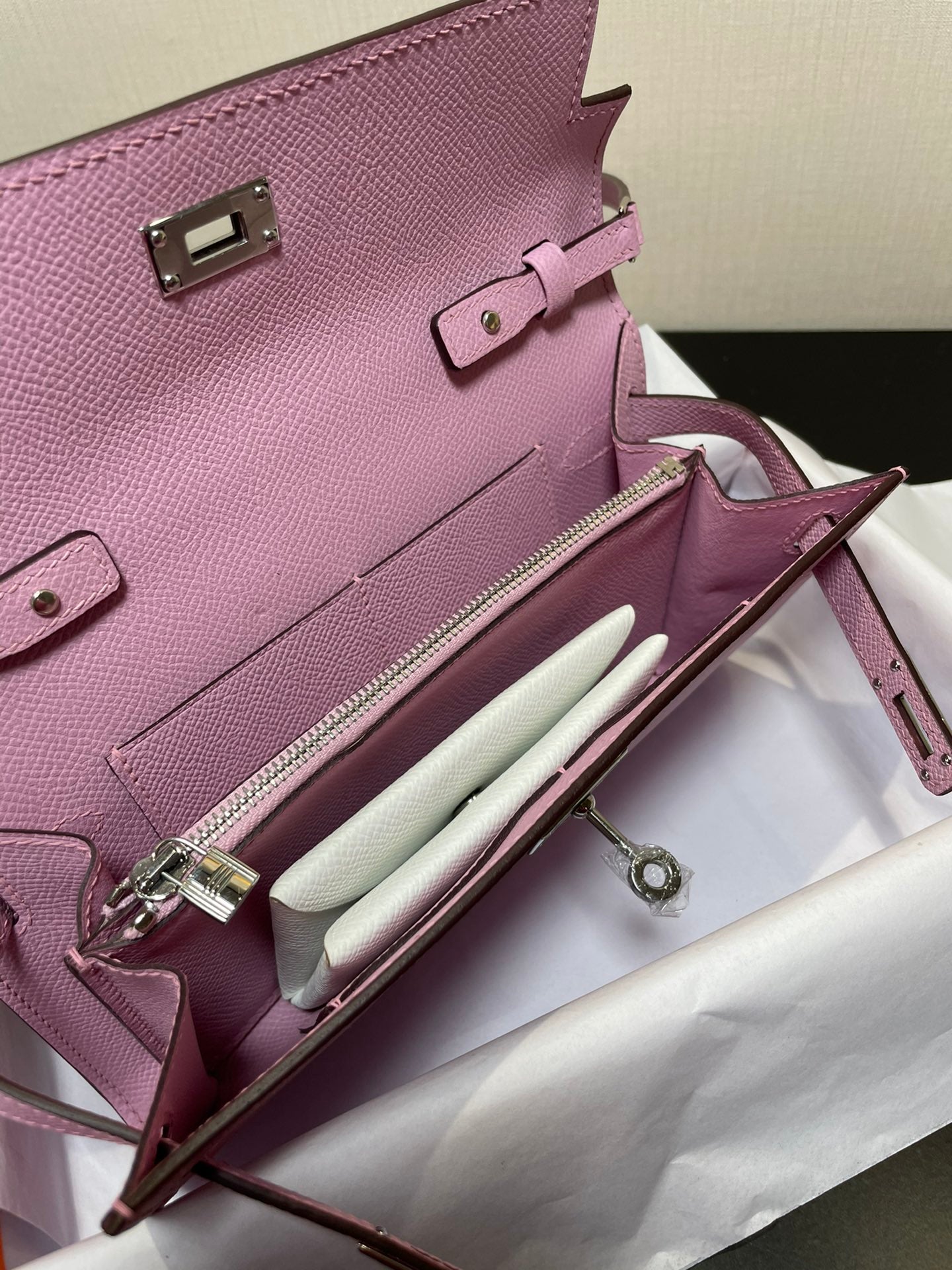 Cartera Kelly To Go de 20,5" rosa claro con herrajes plateados Epsom