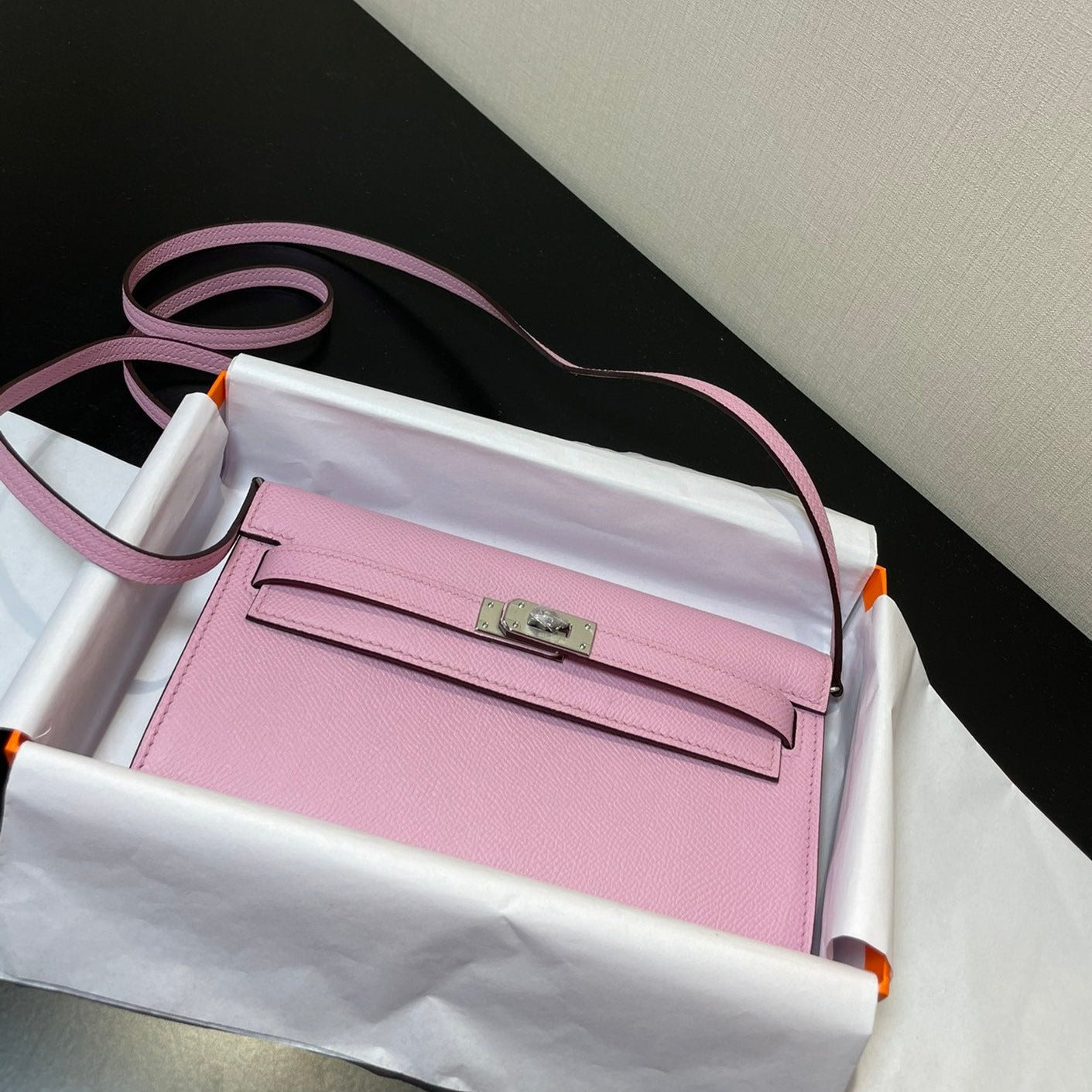 Cartera Kelly To Go de 20,5" rosa claro con herrajes plateados Epsom