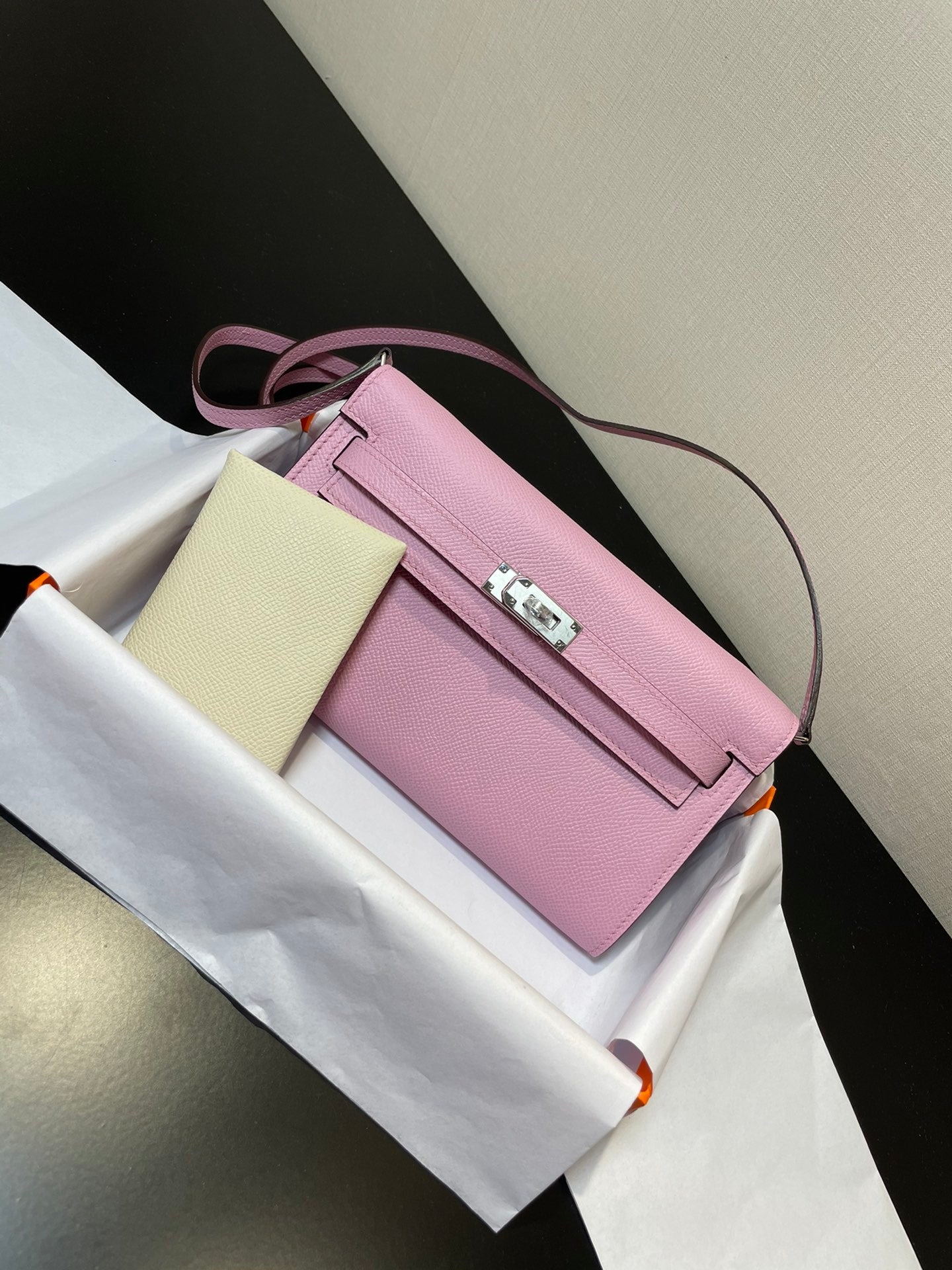 Cartera Kelly To Go de 20,5" rosa claro con herrajes plateados Epsom
