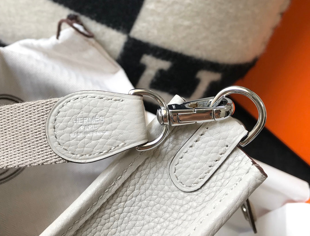 Mini Evelyne 18 cm gris claro Togo herrajes plateados