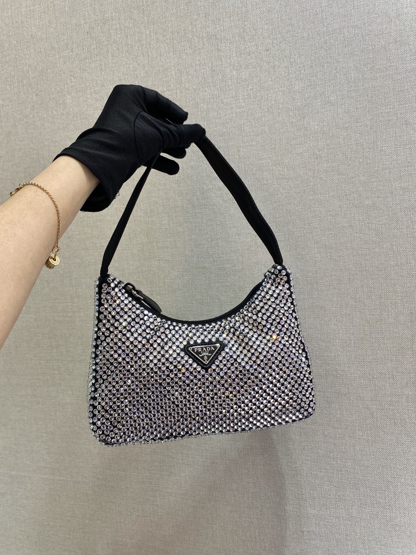 BOLSO HOBO BRILLANTE 23 EN NYLON NEGRO CON CRISTALES ADICIONALES