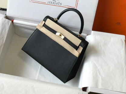 Hm Kelly 32 cm, cuero Epsom negro, herrajes dorados