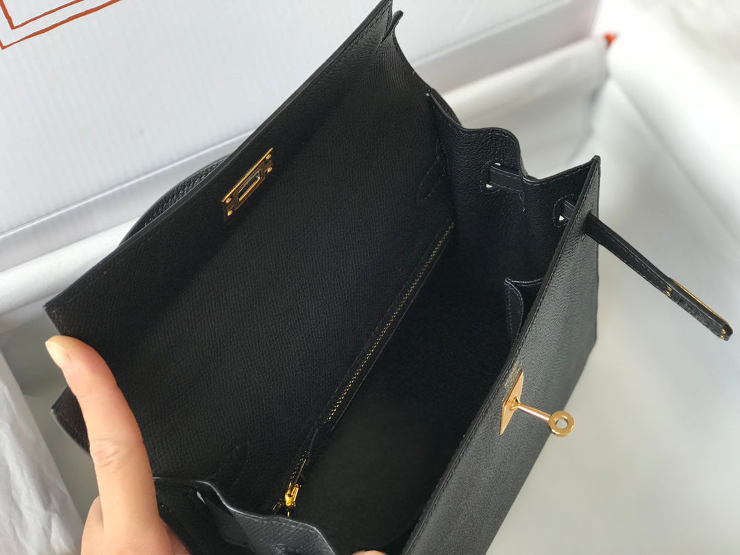 Hm Kelly 32 cm, cuero Epsom negro, herrajes dorados