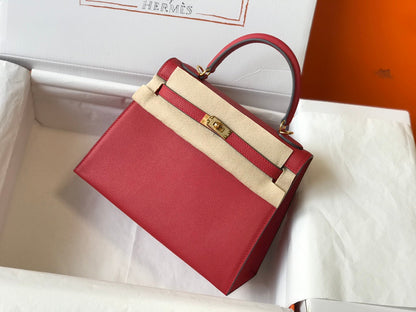 HM Kelly 32 cm, cuero Epsom rojo oscuro, herrajes dorados