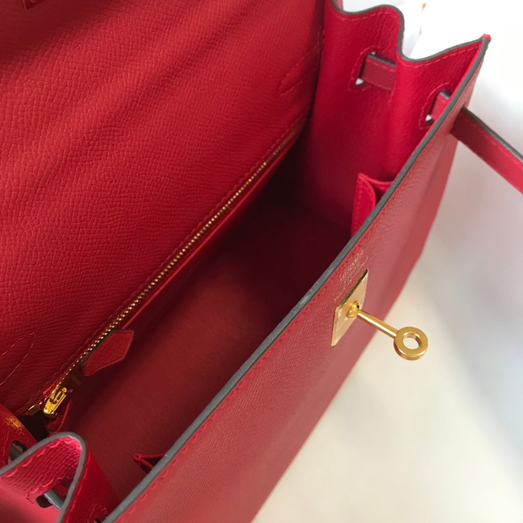 HM Kelly 32 cm, cuero Epsom rojo oscuro, herrajes dorados
