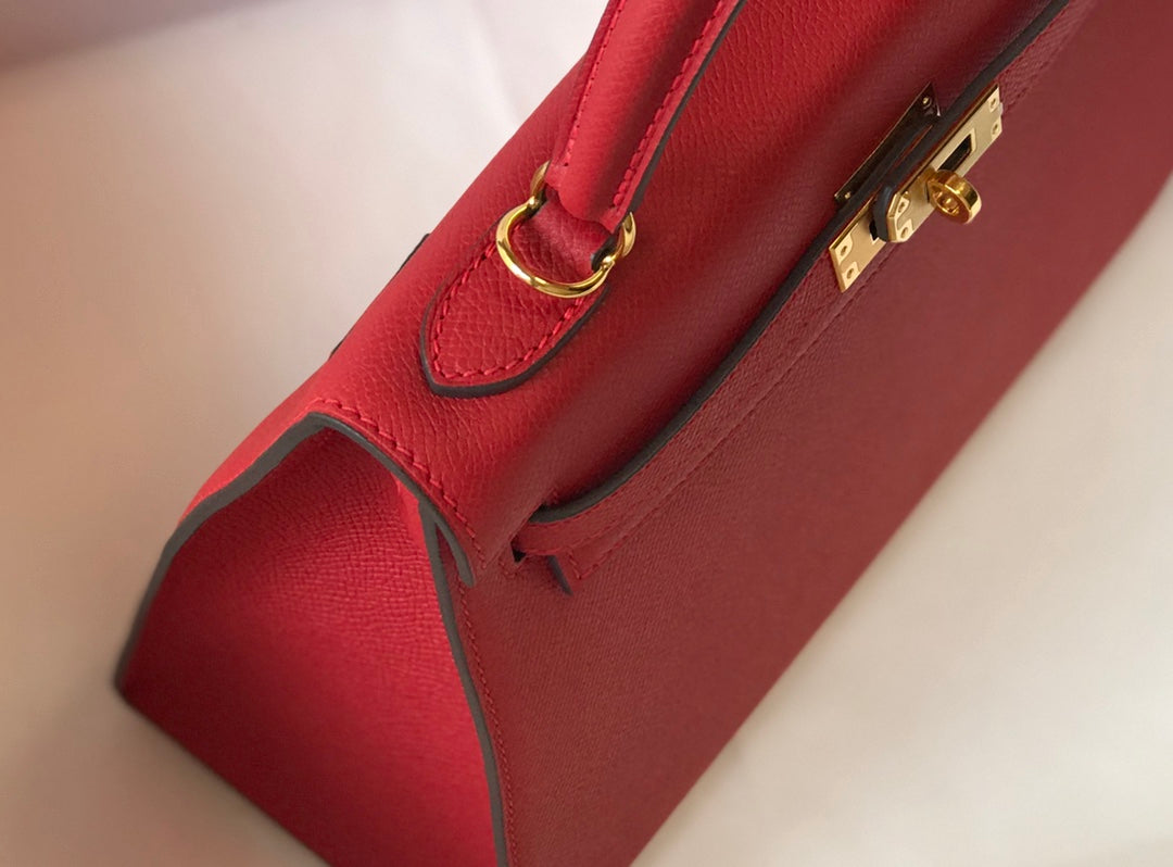 HM Kelly 32 cm, cuero Epsom rojo oscuro, herrajes dorados