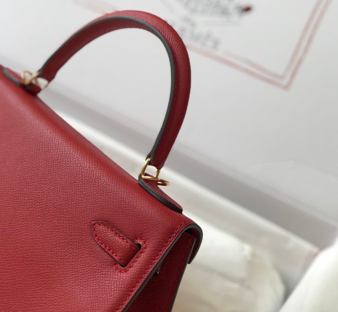 HM Kelly 32 cm, cuero Epsom rojo oscuro, herrajes dorados