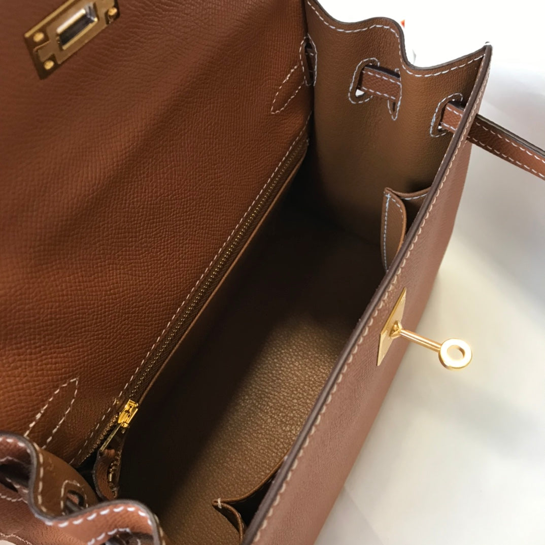 Hm Kelly 32 cm, cuero Epsom marrón oscuro, herrajes dorados