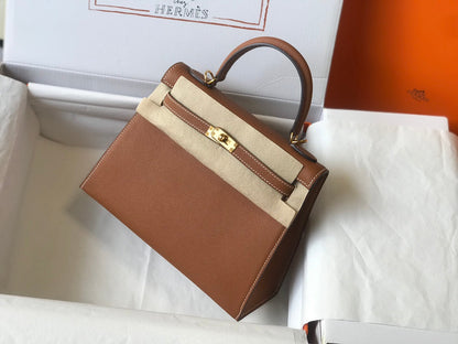 Hm Kelly 32 cm, cuero Epsom marrón oscuro, herrajes dorados