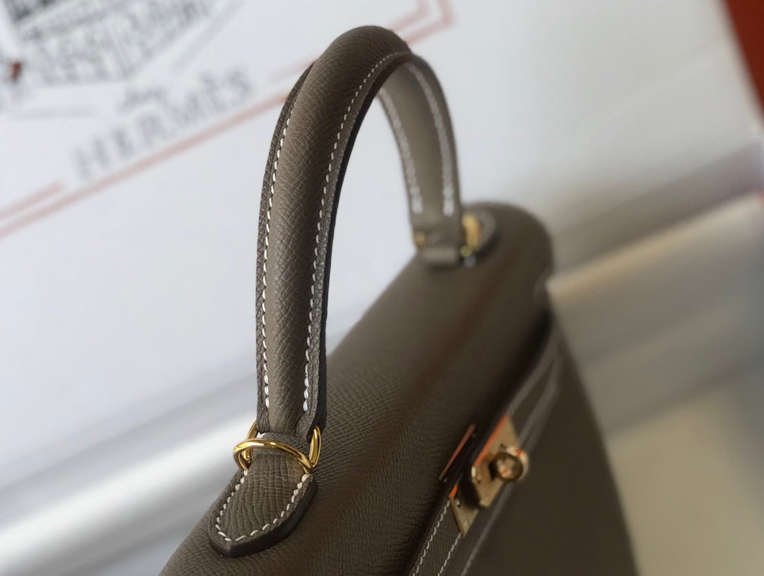 Bolso bandolera hm kelly de 32 cm con herrajes dorados en cuero Epsom