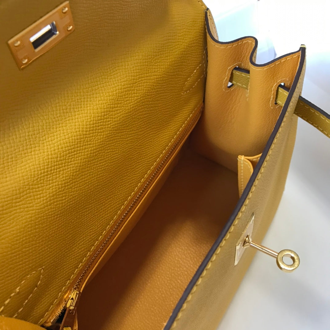 HM Kelly 32 cm, cuero Epsom amarillo, herrajes dorados