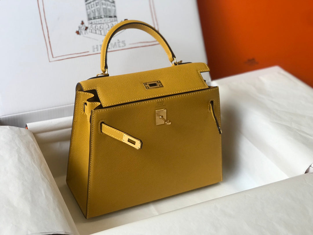 HM Kelly 32 cm, cuero Epsom amarillo, herrajes dorados