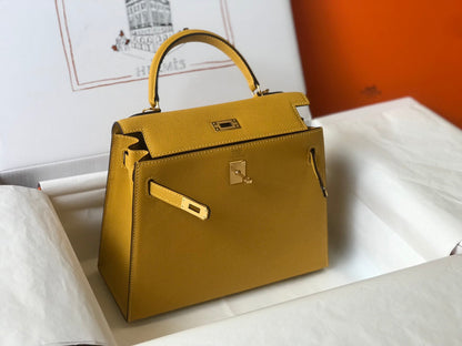HM Kelly 32 cm, cuero Epsom amarillo, herrajes dorados