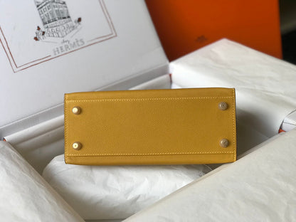 HM Kelly 32 cm, cuero Epsom amarillo, herrajes dorados