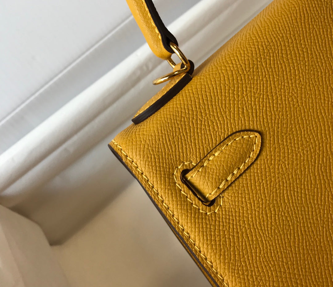 HM Kelly 32 cm, cuero Epsom amarillo, herrajes dorados