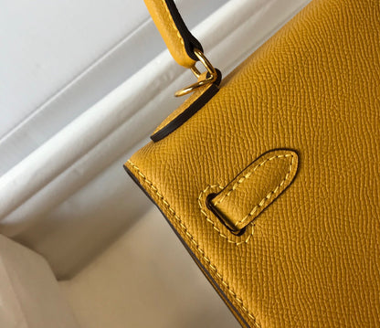 HM Kelly 32 cm, cuero Epsom amarillo, herrajes dorados