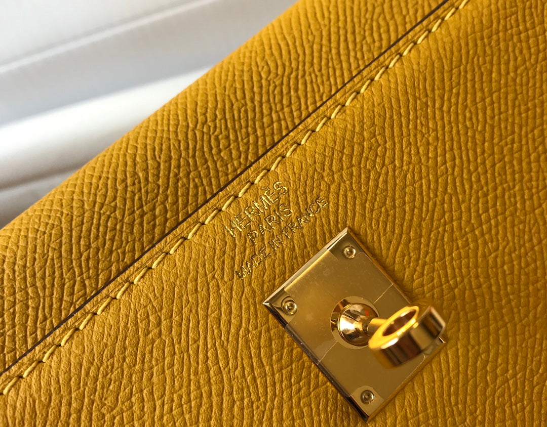 HM Kelly 32 cm, cuero Epsom amarillo, herrajes dorados