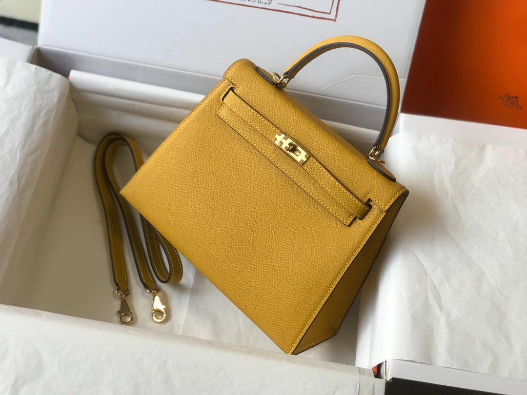 HM Kelly 32 cm, cuero Epsom amarillo, herrajes dorados