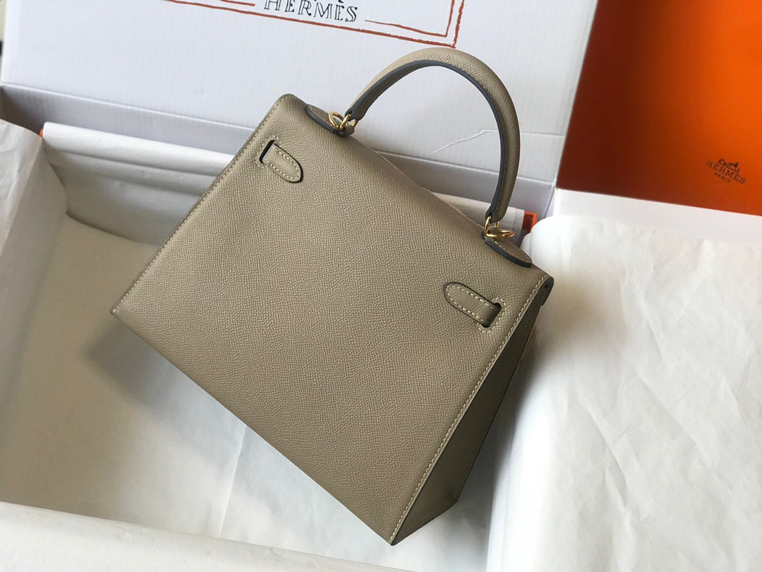 Hm Kelly 32 cm, piel Epsom color topo desierto, herrajes dorados