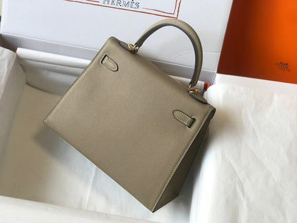 Hm Kelly 32 cm, piel Epsom color topo desierto, herrajes dorados