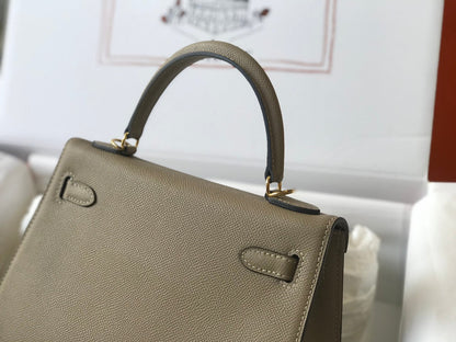 Hm Kelly 32 cm, piel Epsom color topo desierto, herrajes dorados