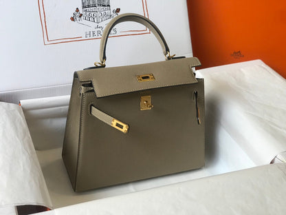 Hm Kelly 32 cm, piel Epsom color topo desierto, herrajes dorados